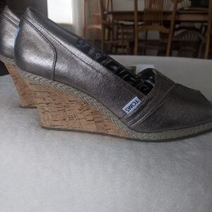 TOMS Silver Cork Wedge Heel Open Toe Platform Shoes Sandals Women's Size 10
